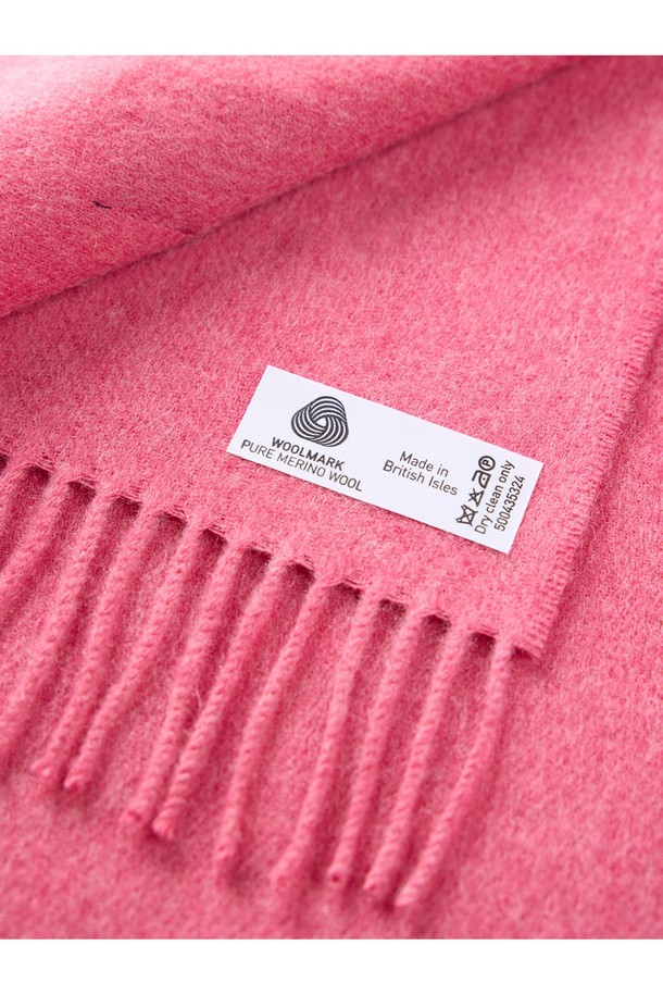 메리노울 머플러 25cm - 핑크는 부드러운 촉감과 뛰어난 보온성을 자랑하는 머플러입니다. 멜란지 기법으로 7가지 색상을 혼합하여 은은하고 세련된 핑크 컬러를 연출하며, 무지 디자인에 프린지 장식으로 포인트를 더했습니다. 메리노울 소재는 흡습, 향균, 통기 기능이 뛰어나 쾌적함을 유지하며, 형태 유지력이 우수하여 오랫동안 변형 없이 착용할 수 있습니다. 가을, 겨울철 데일리룩, 산책룩, 모임룩 등 다양한 TPO에 매치하여 클래식, 미니멀, 캐주얼 스타일을 연출해보세요. 필링을 최소화하여 관리가 용이하며, 부드러운 착용감으로 편안함을 선사합니다.
