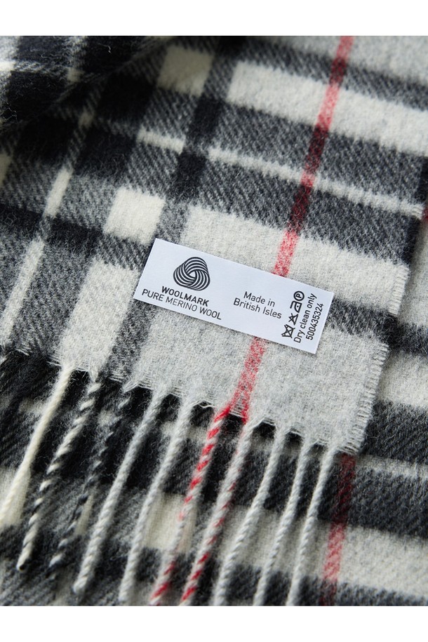 메리노울 머플러 25cm - 그레이 톰슨은 부드러운 촉감과 뛰어난 보온성을 자랑하는 겨울 필수 아이템입니다. 울마크 인증을 받은 메리노울 소재에 밀란지 기법을 사용하여 최대 7가지 색상을 혼합, 은은하고 고급스러운 그레이 컬러의 체크 및 꽃무늬 패턴을 연출했습니다. 25cm, 50cm, 70cm 세 가지 사이즈로 출시되어 다양한 스타일 연출이 가능하며, 형태 변형이 적고 내구성이 강해 오래도록 착용할 수 있습니다. 일상, 격식 있는 자리 모두 잘 어울리며, 보온, 항균, 방취 기능까지 갖춰 겨울철 데일리룩, 모임룩, 오피스룩에 클래식하고 미니멀한 포인트를 더해줍니다.
