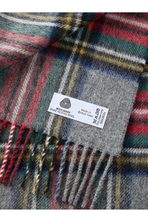 메리노울 머플러 25cm - 그레이 스튜어트는 부드러운 메리노 램스울 소재로 제작되어 가을과 겨울철 따뜻함을 선사합니다. 클래식하고 베이직한 스타일의 체크 패턴과 얇은 두께감으로 다양한 룩에 활용하기 좋습니다. 밀란지 기법을 사용하여 최대 8가지 색상을 혼합, 빛과 각도에 따라 다채로운 색감 변화를 보여줍니다. 일상, 격식 있는 자리 어디든 잘 어울리며, 보온, 흡습, 통기, 항균, 방취 기능으로 실용성을 더했습니다. 
**TPO:** 겨울 데일리룩, 모임룩, 오피스룩 **STYLE:** 클래식, 미니멀, 캐주얼