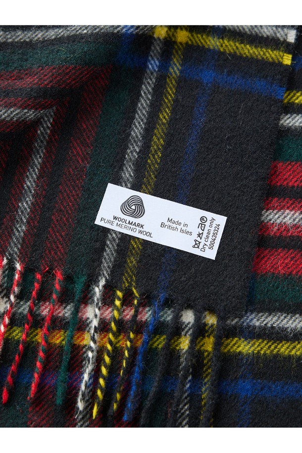 메리노울 머플러 25cm - 블랙 스튜어트는 부드러운 촉감과 뛰어난 보온성을 자랑하는 머플러입니다. 15~25마이크론의 섬유 굵기를 가진 메리노울 소재로 제작되어, 캐시미어급 부드러움을 선사합니다. 생후 6개월 미만 어린 양의 첫 채취 울을 사용하여 보풀이 적고 형태 변형이 적으며, 항균, 방취, 정전기 방지 기능으로 쾌적하게 착용 가능합니다. 블랙과 멀티컬러 체크 패턴으로, 클래식하면서도 베이직한 스타일을 연출하며 가을, 겨울철 데일리룩, 모임룩, 오피스룩에 활용하기 좋습니다. 발수 기능으로 눈, 비에도 든든하게 몸을 보호해줍니다.
