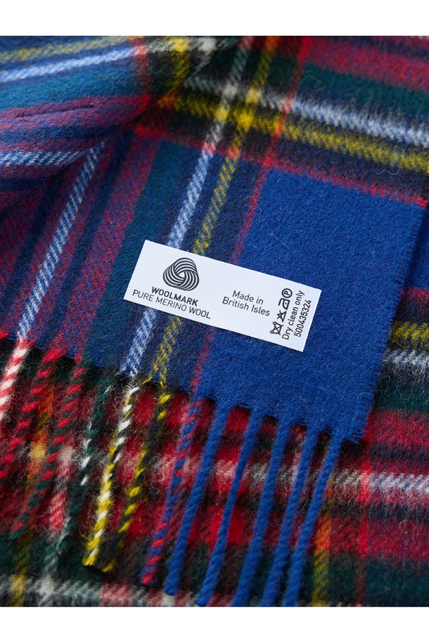 블루 컬러의 메리노울 머플러 25cm입니다. 메리노 램스울 100% 소재로 제작되어 부드러운 촉감과 뛰어난 보온성을 자랑하며, 가을, 겨울철에 따뜻하게 착용할 수 있습니다. 멜란지 기법으로 은은한 멋을 더했으며, 클래식한 체크 패턴과 프린지 디자인이 돋보입니다. 일상, 모임, 카페 등 다양한 TPO에 어울리는 영국 스타일의 머플러로, 미니멀, 캐주얼 룩에 포인트를 더하기 좋습니다. 흡습 및 항균 기능으로 쾌적하게 착용할 수 있습니다.
