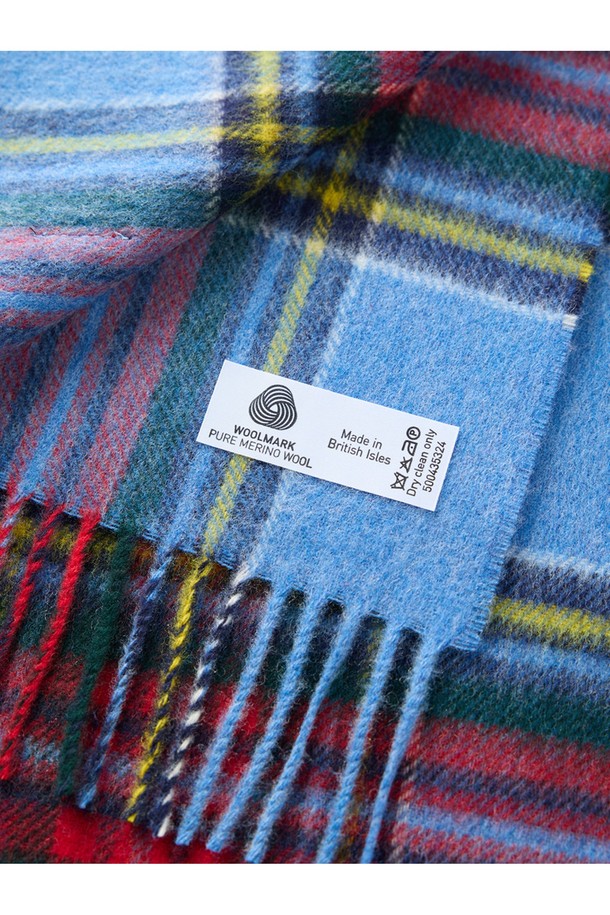 메리노울 머플러 25cm - 블루 빈티지 스튜어트는 부드러운 메리노 램스울 소재로 제작되어 가을, 겨울철 따뜻하고 포근한 착용감을 선사합니다. 클래식 스타일에 어울리는 체크 패턴과 빈티지 블루 컬러, 프린지 디자인이 돋보이며, 울마크 인증을 받은 고품질 제품입니다. 얇은 두께감으로 보온성과 통기성을 동시에 갖춰 일상생활에서 편안하게 착용할 수 있습니다. 2025년 일러스트레이터 '고봄' 작가와의 협업으로 디자인의 가치를 더했습니다. 데이트룩, 가을 나들이룩, 겨울 데일리룩에 클래식하면서도 미니멀한 스타일을 더해보세요.
