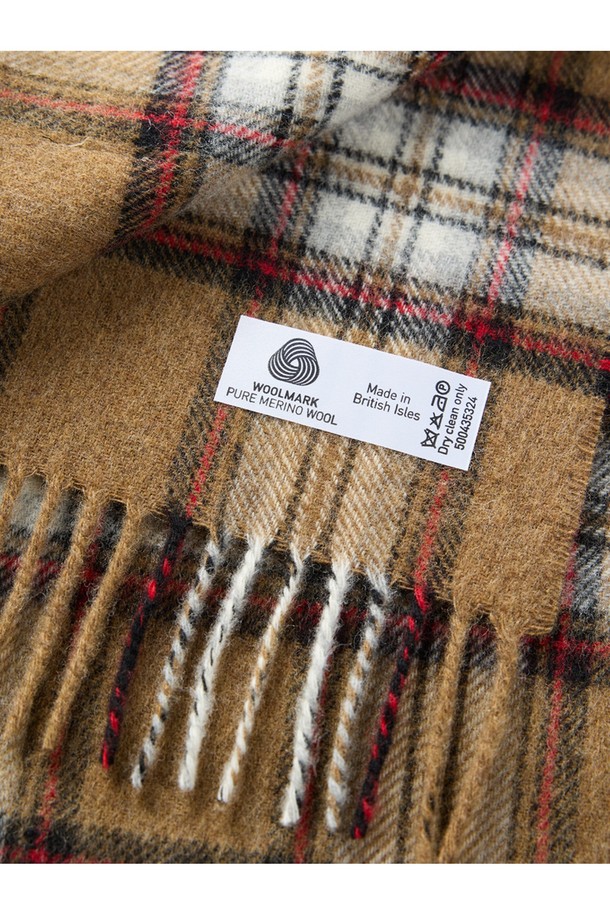 부드러운 메리노울 소재의 "메리노울 머플러 25cm - 카멜 스튜어트"입니다. 카멜, 브라운, 화이트 색상으로 구성되어 있으며, 멜란지 기법의 체크 패턴이 특징입니다. 가을, 겨울 시즌에 착용하기 좋으며, 일상, 산책, 카페 등 다양한 TPO에 잘 어울립니다. 클래식, 미니멀, 캐주얼 스타일을 즐기는 분들께 추천하며, 보온, 흡습, 통기 기능과 램스울 100%의 자연 항균 및 냄새 방지 기능까지 갖췄습니다. 25cm 너비로 제작되어 활용도가 높습니다.
