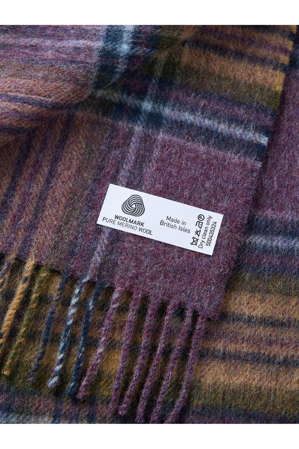 헤더 스튜어트 메리노울 머플러 25cm는 가을, 겨울철 포근함을 선사하는 클래식 스타일의 머플러입니다. 25cm x 190cm 사이즈로, 메리노 양모 100% 소재를 사용하여 부드러운 촉감과 뛰어난 보온성을 자랑합니다. 헤더와 멀티 컬러, 체크 패턴으로 디자인되었으며, 얇은 두께감과 프린지 장식이 특징입니다. 자연 항균, 통기성, 온도 조절, 형태 유지 기능으로 겨울 데일리룩과 가을 나들이룩에 멋을 더해줍니다.
