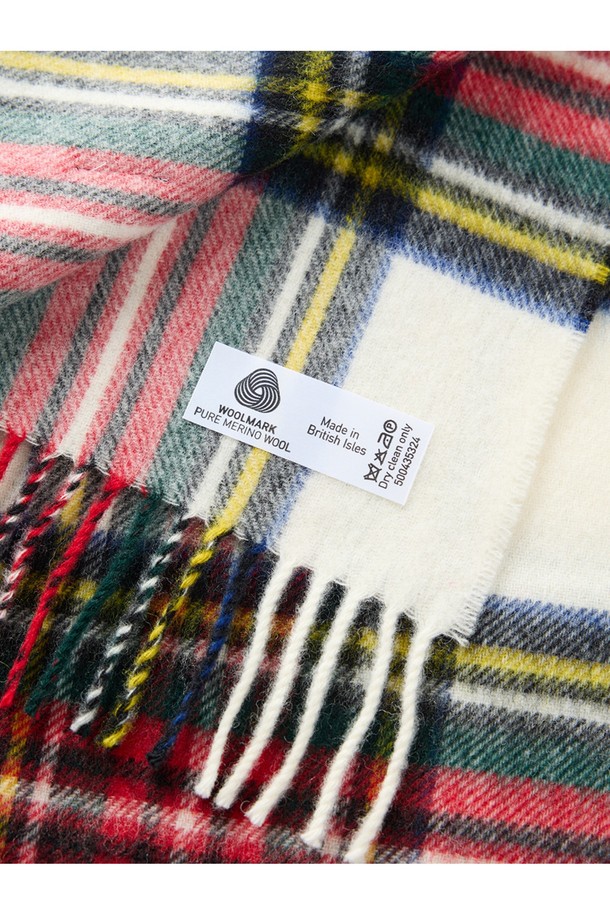 메리노울 머플러 25cm - 드레스 스튜어트는 부드러운 촉감과 따뜻함을 선사하는 겨울철 필수 아이템입니다. 100% 메리노 램스울 소재로 제작되어 뛰어난 보온성과 흡습, 통기 기능을 제공하며, 정전기 방지 기능과 방수 기능으로 실용성을 더했습니다. 클래식한 체크 패턴과 프린지 디자인이 돋보이며, 두꺼운 두께감으로 포근함을 느낄 수 있습니다. 겨울 데일리룩, 산책룩, 카페룩 등 다양한 스타일에 매치하여 클래식하고 미니멀한 무드를 연출해보세요. 화이트, 레드, 그린 3가지 색상으로 만나볼 수 있습니다.
