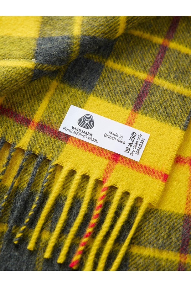 메리노울 머플러 25cm - 맥클리오드는 부드러운 촉감과 클래식한 스타일을 자랑하는 머플러입니다. 가을, 겨울 시즌에 어울리는 얇은 두께의 머플러로, 일상, 산책, 모임 등 다양한 TPO에 활용 가능합니다. 최대 7가지 색상을 혼합하는 밀란지 기법으로 제작되어 은은한 멀티컬러 체크 패턴이 돋보입니다. 15~25마이크론의 메리노울 소재로 제작되어 보온, 흡습, 통기, 향균, 소취 기능을 갖췄으며, 보풀이 적고 형태 변형이 적어 오래도록 사용할 수 있습니다. 울마크 인증을 받은 메리노울 머플러로, 클래식, 미니멀, 캐주얼 스타일을 즐기는 분들에게 추천합니다.
