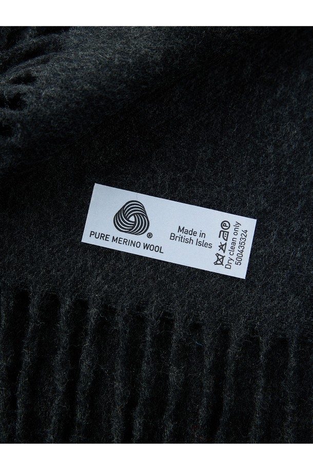 메리노울 숄 70cm - 차콜은 부드러운 메리노울 소재로 제작되어, 겨울철 보온성과 스타일을 동시에 잡을 수 있는 아이템입니다. 70cm x 190cm의 넉넉한 사이즈로, 일상과 격식 있는 자리 모두에 활용 가능하며, 차콜 컬러는 어떤 옷차림에도 잘 어울립니다. 은은한 꽃 또는 유니언잭 패턴으로 포인트를 주었으며, 밀도 있는 두께감과 프린지 디자인이 특징입니다. 보온, 흡습, 통기, 항균, 방취 기능으로 쾌적함을 유지하며, 보풀이 적고 형태 변형이 적어 오래도록 사용할 수 있습니다. 클래식, 미니멀, 캐주얼 스타일의 겨울 데일리룩과 모임룩에 모두 잘 어울립니다.
