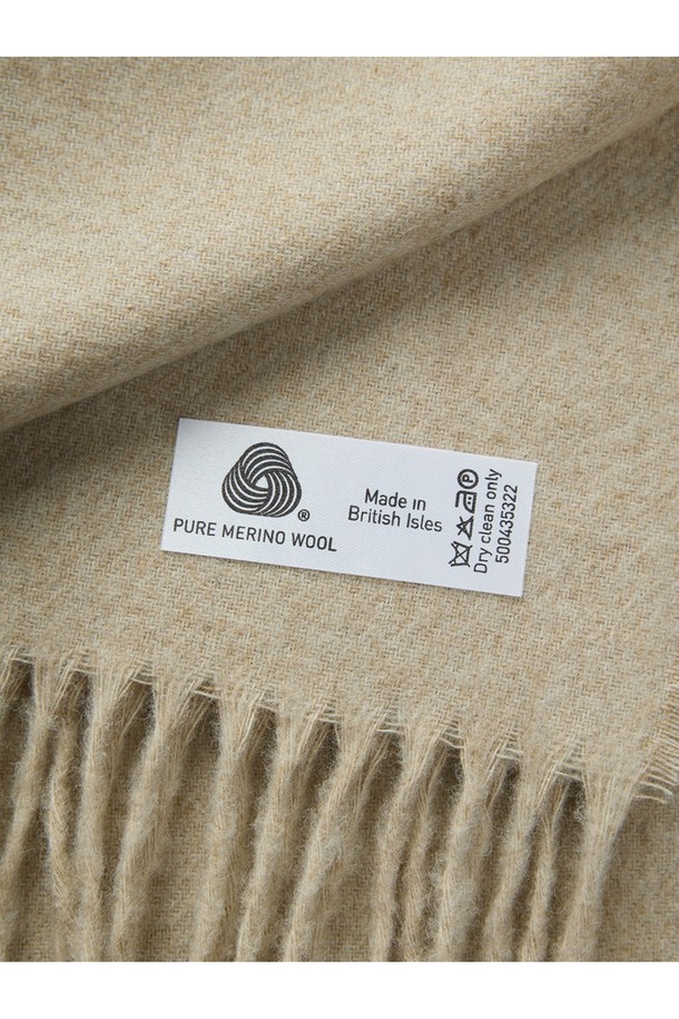 메리노울 숄 70cm - 베이지는 부드러운 촉감과 우수한 보온성을 자랑하는 숄/머플러입니다. 가을, 겨울에 어울리는 두꺼운 두께감과 클래식, 베이직 스타일로 다양한 룩에 활용하기 좋습니다. 15~25마이크론 섬유와 밀란지 기법을 사용하여 형태 변형이 적고, 브리티시 스타일의 고급스러움을 더했습니다. 데일리룩, 모임룩, 오피스룩 등 TPO에 구애받지 않고 클래식, 미니멀, 캐주얼 스타일 모두 소화 가능하며, 프린지 디자인으로 포인트를 주었습니다. 메리노울 소재 특유의 통기, 향균, 소취 기능으로 쾌적하게 착용할 수 있습니다.
