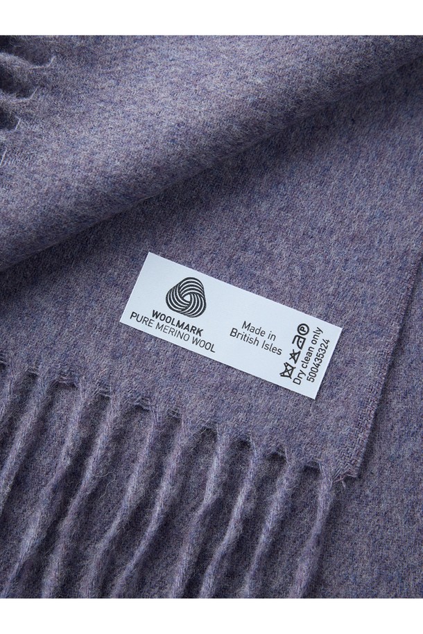 메리노울 숄 70cm - 라벤더는 부드러운 촉감과 우아한 스타일을 선호하는 당신을 위한 겨울철 필수 아이템입니다. 메랑주 기법을 사용하여 빛과 각도에 따라 은은하게 변화하는 라벤더 컬러가 돋보이며, 플라워 패턴과 프린지 디자인이 여성스러움을 더합니다. 중간 두께감의 숄은 보온성과 통기성을 동시에 제공하며, 메리노울 소재 특유의 항균 기능으로 쾌적하게 착용할 수 있습니다. 클래식하면서도 엘레강스한 무드로, 겨울 데일리룩, 모임룩, 오피스룩 등 다양한 TPO에 맞춰 스타일리시하게 연출해보세요. 형태 유지력이 우수하고 필링이 최소화되어 오랫동안 변함없이 아름다움을 간직할 수 있습니다.
