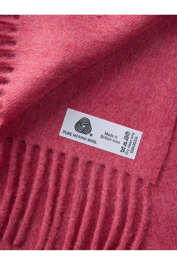 메리노울 숄 70cm - 핑크는 부드러운 촉감과 우수한 보온성을 자랑하는 메리노 램스울 100% 소재의 숄입니다. 빛과 각도에 따라 다채로운 색감을 보여주는 밀란지 패턴과 프린지 디자인이 특징이며, 가을/겨울철 일상, 가을 나들이, 겨울 데일리룩, 산책룩 등 다양한 TPO에 활용하기 좋습니다. 흡습, 통기 기능으로 쾌적함을 유지하며, 보풀이 적고 형태 변형이 적어 오랫동안 변함없이 사용 가능합니다. 클래식, 미니멀, 캐주얼 등 어떤 스타일에도 잘 어울려 폭넓은 활용성을 제공합니다. 15~25마이크론 섬유로 제작되어 더욱 부드러운 착용감을 선사합니다.
