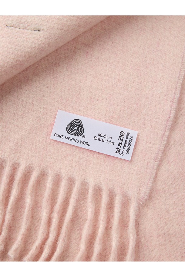 부드러운 메리노울 소재의 숄, "메리노울 숄 70cm - 베이비 핑크"입니다. 얇은 두께감으로 가을, 겨울철에 포근함을 더하며, 멜란지 기법으로 은은한 멋을 자아냅니다. 베이비 핑크 컬러와 클래식, 엘레강스한 스타일이 어우러져 모임룩, 카페룩, 겨울 데일리룩에 돋보이는 포인트를 선사합니다. 프린지 디자인으로 여성스러운 매력을 더하고, 항균, 냄새 방지, 필링 방지 기능으로 위생적이며 형태 유지에도 뛰어납니다. 흡습, 통기 기능으로 쾌적하게 착용할 수 있습니다.
