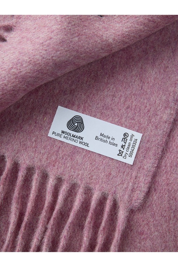 로얄 핑크 컬러의 메리노울 숄 70cm는 가을, 겨울 시즌을 위한 숄/머플러입니다. 메리노 램스울 소재로 제작되어 부드러운 촉감과 뛰어난 보온성을 자랑하며, 흡습, 통기, 항균, 방취 기능까지 갖춰 실용적입니다. 밀란지 기법을 사용하여 최대 5가지 색상을 혼합하고, 빛과 각도에 따라 다채로운 색감 변화를 선사합니다. 꽃 문양과 프린지, 유니언잭 라벨 디자인으로 클래식하고 미니멀한 스타일을 연출하며, 겨울 데일리룩 또는 모임룩에 활용하기 좋습니다. 보풀이 적고 형태 변형이 적어 오랫동안 아름다움을 유지할 수 있습니다.
