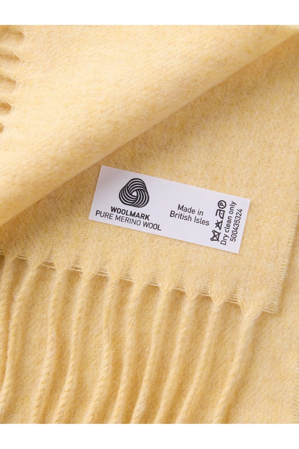 메리노울 숄 70cm - 샌드는 겨울철 따뜻함과 스타일을 동시에 선사하는 머플러입니다. 샌드 컬러의 부드러운 메리노 램스울 소재로 제작되어, 촉촉하고 포근한 착용감을 느낄 수 있습니다. 빛과 각도에 따라 다채로운 색감을 자랑하며, 최대 7가지 색상이 혼합된 밀란지 패턴이 고급스러운 분위기를 더합니다. 격식 있는 자리나 일상에서도 클래식하고 미니멀한 스타일을 연출할 수 있으며, 프린지 디테일이 돋보입니다. 보온성을 높여 겨울 데일리룩, 모임룩, 데이트룩에 폭넓게 활용하기 좋습니다.
