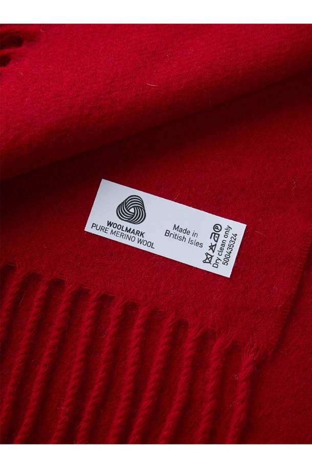 메리노울 숄 70cm - 스칼렛은 부드러운 촉감과 뛰어난 보온성을 자랑하는 숄/머플러입니다. 멜란지 기법으로 은은한 색감 변화를 주었으며, 플라워 패턴이 클래식하고 엘레강스한 분위기를 연출합니다. 울마크 인증을 받은 메리노울 소재로 제작되어 형태 유지력이 우수하며, 가을, 겨울철 데일리룩, 나들이룩, 모임룩에 모두 잘 어울립니다. 70cm 폭으로 다양한 스타일링이 가능하며, 프린지 디자인으로 포인트를 더했습니다. 
