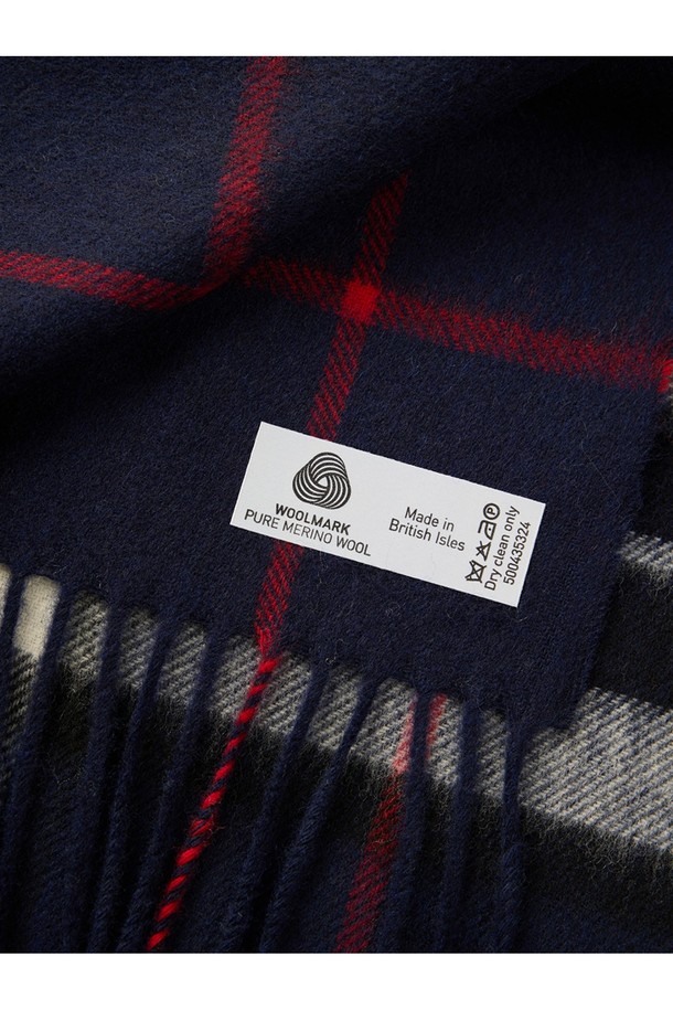 메리노울 숄 70cm - 네이비 톰슨은 부드러운 메리노 램스울 소재로 제작되어 가을, 겨울철 보온성을 높여주는 숄/머플러입니다. 70cm 사이즈로, 일상과 격식 있는 자리 모두에 잘 어울리며, 네이비 컬러의 체크 패턴이 클래식하고 미니멀한 스타일을 연출합니다. 15~25마이크론의 섬세한 섬유로 제작되어 부드러운 촉감을 자랑하며, 프린지 디테일이 돋보입니다. 보온, 흡습, 통기, 항균, 방취 기능으로 쾌적하게 착용할 수 있어 겨울 데일리룩이나 모임룩에 활용하기 좋습니다.
