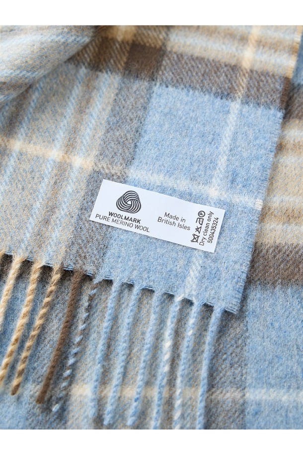 메리노울 머플러 25cm - 블루 멕켈라는 부드러운 촉감과 따뜻함을 선사하는 머플러입니다. 프리미엄 메리노 램스울을 사용하여 보온성과 통기성이 뛰어나며, 멜란지 기법으로 7가지 색상을 혼합하여 은은한 매력을 더했습니다. 가을, 겨울철 일상룩, 데일리룩, 카페룩에 클래식하고 미니멀한 스타일을 더해줍니다. 얇은 두께감과 체크 패턴, 프린지 디자인이 특징이며, 자연스러운 워터 피니싱 공정으로 마감했습니다. 
