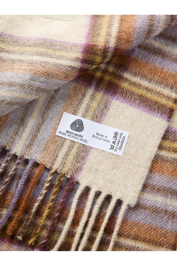 메리노울 머플러 25cm - 드레스 헤더는 부드러운 촉감의 메리노 램스울 100% 소재로 제작되어 가을, 겨울철 따뜻하고 포근하게 착용할 수 있는 머플러입니다. 클래식한 스타일과 잘 어울리는 헤더 및 멀티컬러 배색, 플라워 및 체크 패턴 디자인으로 다양한 룩에 포인트를 더합니다. 중간 두께감으로 보온성을 높였으며, 멜란지 기법을 통해 500가지 이상의 다채로운 컬러를 구현했습니다. 일상, 산책, 여행 등 다양한 TPO에 활용 가능하며 우수한 흡습, 항균, 소취 기능을 갖춰 쾌적하게 사용할 수 있습니다. 특히, 프린지 디테일이 고급스러움을 더합니다.
