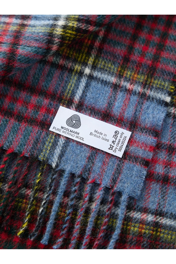 앤더슨 메리노울 머플러 25cm는 100% 메리노 램스울 소재로 제작되어 캐시미어처럼 부드러운 촉감을 자랑합니다. 최대 7가지 색상의 원사를 사용하여 은은하면서도 세련된 체크 패턴을 표현했으며, 자연 항균 및 탈취 기능으로 쾌적하게 착용할 수 있습니다. 가을, 겨울철 데일리룩, 산책룩, 모임룩에 클래식하고 미니멀한 스타일을 더해줄 아이템입니다. 형태 유지력이 우수하며, 보온, 통기성, 흡습 기능으로 실용성까지 갖춘 머플러입니다.
