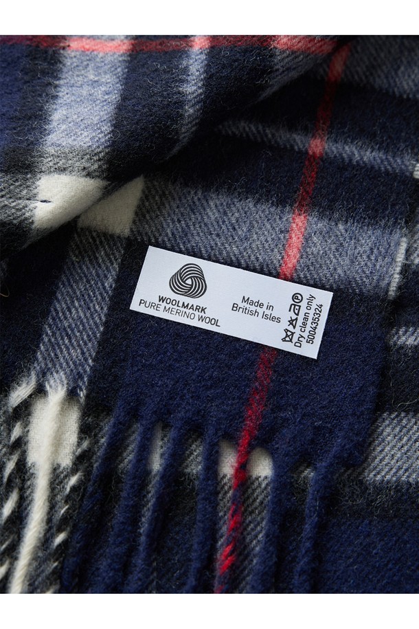 메리노울 숄 머플러 50cm - 네이비 톰슨은 부드러운 촉감의 메리노울 소재로 제작되어 가을, 겨울철 따뜻함을 선사합니다. 클래식한 체크 패턴과 멜란지 기법이 적용되어 세련된 분위기를 연출하며, 넉넉한 50cm 폭과 프린지 디자인으로 포인트를 더했습니다. 보온, 흡습, 통기 기능은 물론, 프리미엄 램스울과 울마크 인증으로 품질을 보장합니다. 겨울 데일리룩, 모임룩, 산책룩 등 다양한 TPO에 클래식, 미니멀, 캐주얼 스타일로 활용하기 좋습니다. 네이비 컬러는 어떤 의상에도 잘 어울려 실용적인 아이템입니다.
