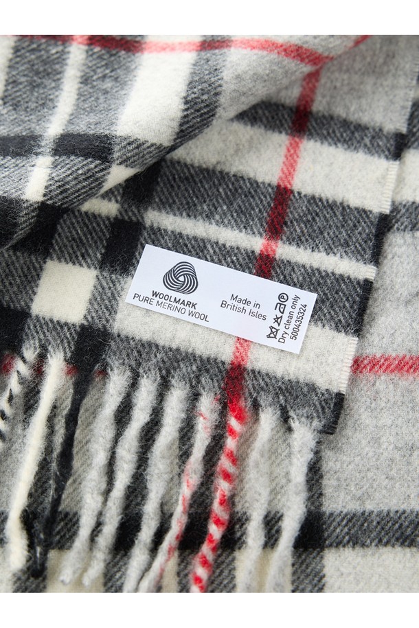메리노울 숄 머플러 50cm - 그레이 톰슨은 100% 메리노 램스울 소재로 제작되어 부드러운 촉감과 뛰어난 보온성을 자랑합니다. 멜란지 기법과 다양한 컬러 원사 혼합으로 은은하고 세련된 분위기를 연출하며, 체크 패턴이 클래식하면서도 베이직한 스타일을 더합니다. 가을, 겨울철 데일리룩과 산책룩에 매치하기 좋으며, 중간 두께감으로 답답함 없이 따뜻하게 착용할 수 있습니다. 프린지 디자인이 돋보이며, 항균 및 방취 기능과 통기성까지 갖춰 실용적입니다.
