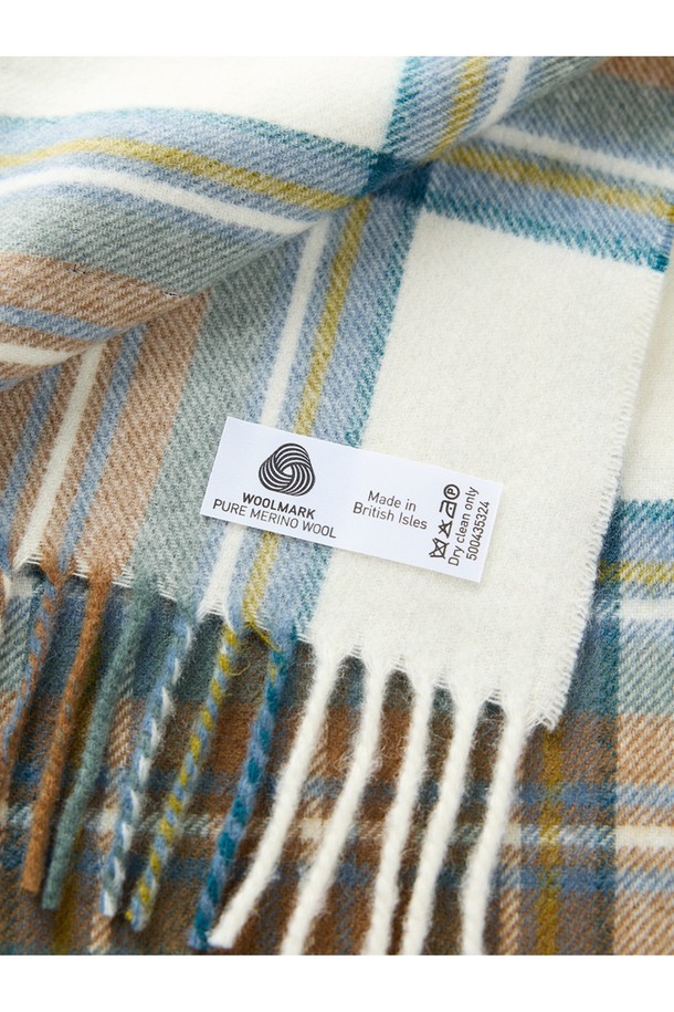 메리노 울 숄 머플러 50cm - 뉴 뮤티드 블루 스튜어트는 부드러운 촉감의 메리노 울 소재로 제작되어 가을, 겨울에 포근함을 선사합니다. 멜란지 기법을 통해 다채로운 색감을 표현했으며, 최대 7가지 컬러가 혼합되어 고급스러운 분위기를 자아냅니다. 클래식한 체크 패턴과 프린지 디자인이 돋보이며, 일상 또는 포멀 룩에 모두 잘 어울립니다. 보온, 흡습, 통기 기능은 물론, 자연스러운 항균 및 탈취 기능과 온도 조절 기능까지 갖춰 실용적입니다. 오피스룩, 모임룩, 겨울 데일리룩에 스타일리시하게 매치할 수 있습니다.
