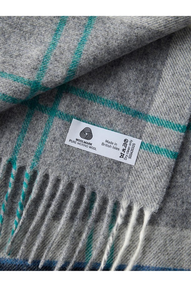 메리노울 숄 머플러 50cm - 우드하우스 그레이 블루는 가을과 겨울, 일상에서 따뜻함과 스타일을 더해줄 머플러입니다. 부드러운 메리노울 소재로 제작되어 뛰어난 보온성과 통기성을 자랑하며, 멜란지 기법을 사용해 은은하고 고급스러운 분위기를 연출합니다. 클래식하고 베이직한 체크 패턴에 프린지 디테일이 더해져 멋스러움을 더하고, 자연스러운 드레이프성으로 우아한 핏을 선사합니다. 겨울 데일리룩, 산책룩, 모임룩 등 다양한 스타일에 미니멀하고 캐주얼하게 매치하여, 영국 전통 스타일을 경험해 보세요. 필링을 최소화하고 형태 유지력이 우수하여 오랫동안 변함없이 착용할 수 있습니다.
