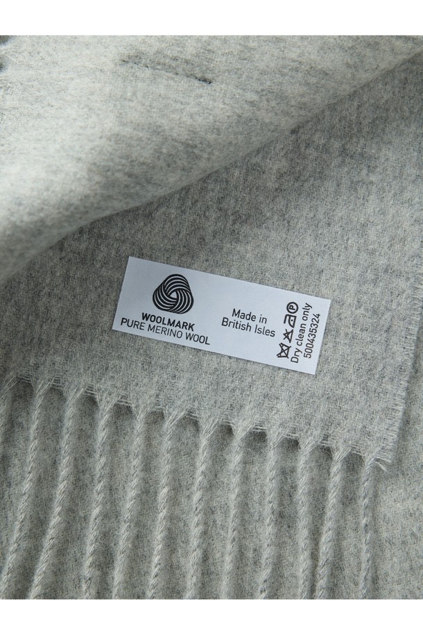 메리노울 숄 70cm - 실버는 가을, 겨울에 어울리는 우아하고 따뜻한 숄입니다. 부드러운 메리노 램스울 소재로 제작되어 뛰어난 보온성을 제공하며, 은은한 실버 컬러와 밀란지 패턴이 고급스러운 분위기를 더합니다. 얇은 두께감으로 답답함 없이 착용 가능하며, 프린지 디자인이 세련된 포인트를 줍니다. 일상, 격식 있는 자리 모두 활용 가능하며, 보온, 흡습, 통기, 항균, 방취 기능으로 쾌적하게 착용할 수 있습니다. 빛과 각도에 따라 다채로운 색감을 자아내며 7가지 색상이 혼합되어 더욱 매력적입니다.
