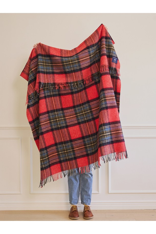 메리노 울 블랭킷 - 아쿠아는 부드러운 촉감과 포근함을 선사하는 겨울철 필수 아이템입니다. 울마크 인증을 받은 메리노 울 소재로 제작되어 보온성은 물론 정전기 방지 기능까지 갖췄습니다. 7가지 색상의 실을 혼합하여 500가지 이상의 다채로운 컬러 변형이 가능하며, 클래식하면서도 모던한 스타일을 연출합니다. 두꺼운 두께감과 자연스러운 광택감, 그리고 방수 기능까지 더해져 집콕룩과 겨울 데일리룩에 완벽하게 어울립니다. 뛰어난 내구성과 프리미엄 가공으로 오래도록 변함없는 가치를 경험해 보세요.
