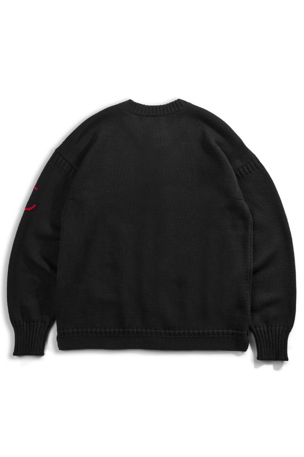 17세기 전통 피셔맨 가디건 디자인을 재현한 헤비코튼 피셔맨 헤리티지 가디건 - 블랙입니다. 튼튼하고 두꺼운 면 소재로 제작되어 가을, 겨울철 잦은 착용에도 끄떡없으며, 레귤러핏으로 편안한 착용감을 선사합니다. 클래식과 캐주얼 스타일을 아우르는 디자인으로, 다이아몬드 형태의 거셋 디테일, 손가락 구멍, 왼쪽 소매 앵커 포인트, 레오파드 엠블럼 디테일을 더해 소장 가치를 높였습니다. 라운드넥에 긴 소매 기장으로 제작되었으며, 밑단 트임으로 활동성을 더했습니다. 겨울 데일리룩 또는 모임룩에 활용하여 미니멀하면서도 스타일리시한 연출을 해보세요. 
