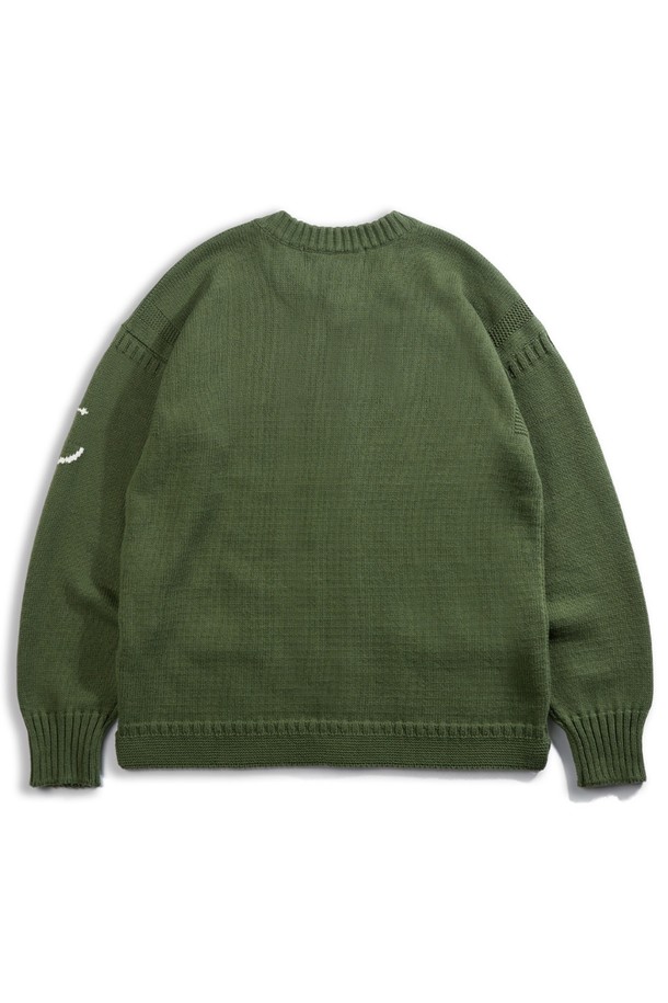 헤비코튼 피셔맨 헤리티지 가디건 - 올리브는 묵직한 촉감과 두꺼운 두께감으로 보온성을 높인 남녀 공용 가디건입니다. 10수 코튼 원사를 사용하여 내구성을 높였으며, 클래식하고 캐주얼한 스타일을 연출하기 좋습니다. 밑단 절개 디테일과 핑거홀이 적용되어 활동성을 더했으며 앵커 포인트 디자인과 헤리티지 패턴이 특징입니다. 봄, 가을, 겨울철 데일리룩에 활용하기 좋은 레귤러핏 긴소매 라운드넥 버튼 가디건입니다. 올리브 컬러로 어떤 옷에도 매치하기 용이합니다.
