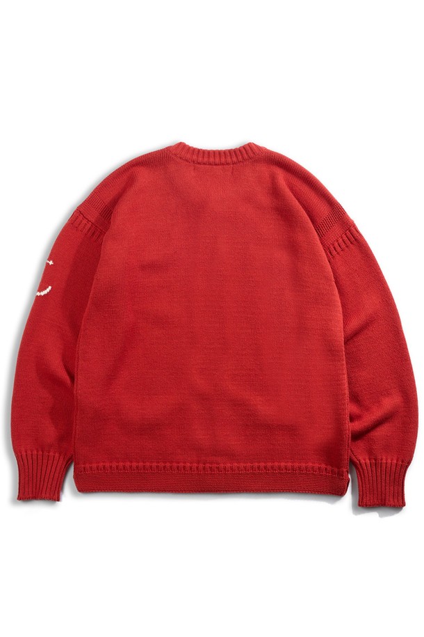 헤비코튼 피셔맨 헤리티지 가디건 - 오렌지 레드는 가을, 겨울에 어울리는 클래식 스타일의 가디건입니다. 울 소재의 두꺼운 두께감으로 보온성과 방풍 기능이 뛰어나며, 손가락 구멍 디테일이 특징입니다. 
레귤러핏 라운드넥 디자인에 케이블 및 골지 패턴이 돋보이며, 긴 소매 기장으로 포근함을 더합니다. 
일상은 물론, 모임룩으로도 활용 가능한 멀티플라이 꼬임 원사 구조의 아시안 체형 맞춤 사이즈 가디건입니다. 
뻣뻣한 촉감과 톤다운된 오렌지 레드 컬러가 클래식하고 미니멀한 분위기를 연출합니다.
