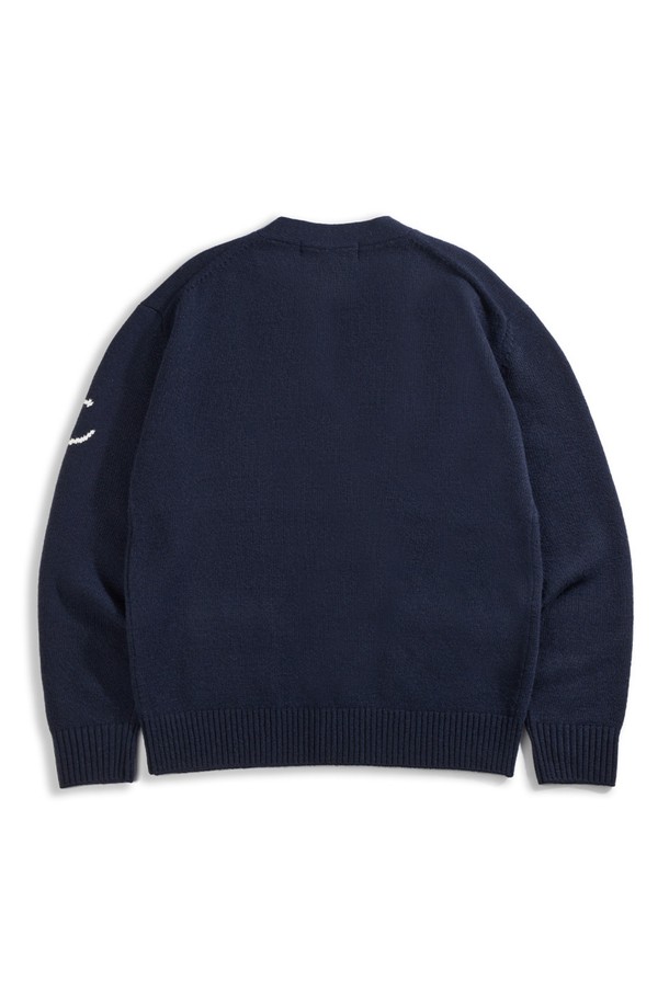 슈퍼 파인 메리노울 브이넥 가디건 - 네이비는 가을, 겨울 시즌을 위한 클래식하고 베이직한 스타일의 니트 가디건입니다. 부드러운 촉감의 슈퍼 파인 메리노울 소재와 두꺼운 두께감으로 뛰어난 보온성을 제공하며, 방풍 및 통기 기능도 갖추었습니다. 레귤러 핏에 브이넥 디자인으로 제작되었으며, 긴 소매와 웨이브, 케이블 패턴, 손가락 구멍, 포켓 디테일이 특징입니다. 링킹 기법과 고밀도 원사를 사용하여 완성도를 높였으며, 데일리룩, 출근룩, 데이트룩 등 다양한 TPO에 활용하기 좋습니다.
