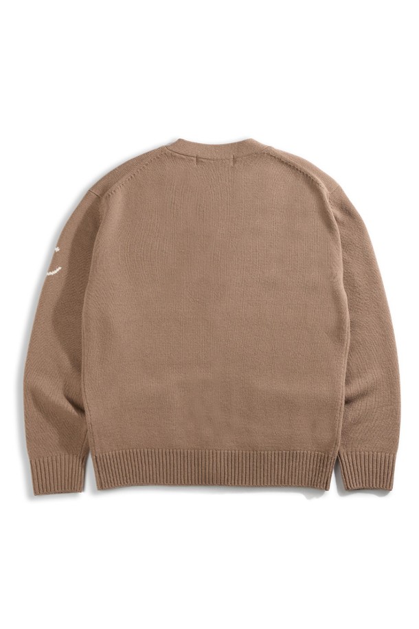 슈퍼 파인 메리노울 브이넥 가디건 - 카멜 브라운은 부드러운 촉감과 뛰어난 보온성을 자랑하는 가을/겨울 필수 아이템입니다. 18.5마이크로미터 이하의 초미세 등급 메리노울 소재로 제작되어 밀도 높은 짜임과 단단한 조직감을 느낄 수 있습니다. 베이직하고 클래식한 디자인으로, 포켓과 핑거홀, 사시 봉제 마감, 깔끔한 봉제선 등의 디테일이 돋보입니다. 레귤러핏에 브이넥으로 디자인되어 겨울 데일리룩, 오피스룩, 모임룩 등 다양한 TPO에 활용하기 좋습니다. 카멜 브라운을 포함한 네이비, 미드 그레이, 체스트넛, 포레스트 그린 5가지의 다채로운 컬러로 만나보세요.
