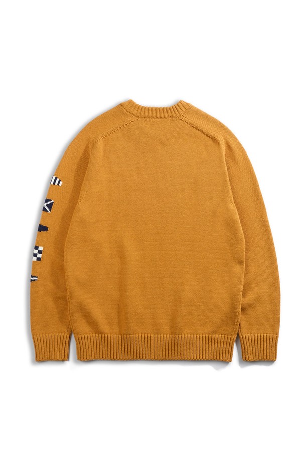 헤비코튼 시그널 플래그 스웨터 - 머스타드는 2차 세계 대전 당시 영국 해군을 모티브로 디자인된, 묵직한 촉감의 헤비 코튼 스웨터입니다. 10수 고급 코튼 원사를 사용하여 보온성이 뛰어나 가을, 겨울철 데일리룩, 산책룩, 카페룩 등 다양한 TPO에 활용하기 좋습니다. 레귤러 핏으로 제작되었으며, 라운드넥 디자인과 긴 소매, 핑거홀 적용으로 실용성을 더했습니다. 캐주얼, 클래식, 미니멀 등 어떤 스타일에도 잘 어울리는 머스타드 컬러의 시그널 플래그 패턴 스웨터입니다. 성형 편직 방식과 사시 봉제 마감으로 높은 퀄리티를 자랑합니다.
