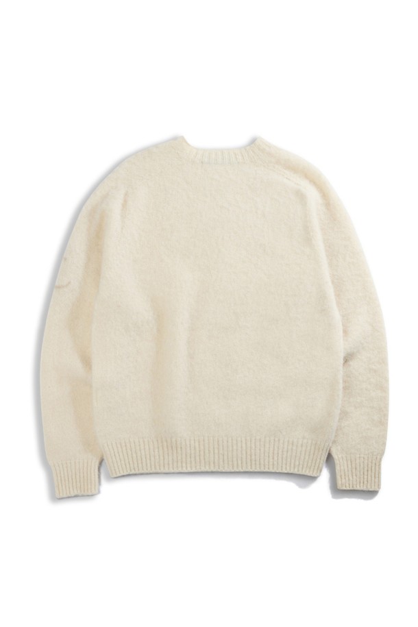 부드러운 셔틀랜드 울 소재로 제작된 쉐기독 홀가먼트 스웨터입니다. 은은한 크림브륄레 컬러가 돋보이며, 봄, 가을, 겨울 3계절 모두 착용 가능합니다. 클래식하고 캐주얼한 스타일을 연출하며, 레귤러 핏과 긴 소매 기장으로 편안함을 선사합니다. 브러싱 처리된 표면은 부드러운 촉감을 제공하고, 공기층을 형성하여 보온성을 높여줍니다. 일상, 산책, 집콕 등 다양한 TPO에 활용 가능한 데일리 아이템입니다.
