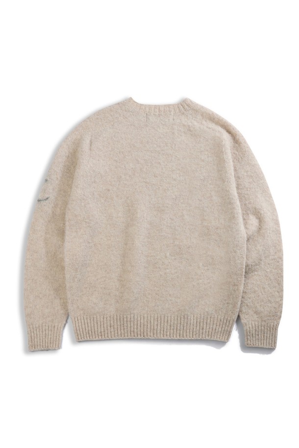 셔틀랜드울 쉐기독 홀가먼트 스웨터 - 머디 퍼피는 포근함과 스타일을 동시에 잡은 겨울철 필수 아이템입니다. 부드러운 촉감의 셔틀랜드 울 소재로 제작되어 보온성과 방풍 기능을 제공하며, 촘촘한 고밀도 니트 구조로 튼튼함을 더했습니다. 홀가먼트(무봉제) 방식으로 제작되어 3차원적인 실루엣을 자랑하며, 브러싱 처리된 표면과 공기층 형성을 통해 더욱 따뜻하게 착용할 수 있습니다. 핑거홀 디테일이 더해져 실용성을 높였으며, 모던하고 빈티지한 스타일을 연출하여 겨울 데일리룩, 산책룩, 카페룩 등 다양한 TPO에 활용하기 좋습니다.
