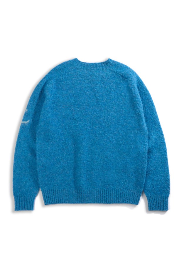 셔틀랜드울 쉐기독 홀가먼트 스웨터 - 피카딜리는 포근함과 클래식한 멋을 동시에 선사하는 남녀 공용 스웨터입니다. 셔틀랜드울 소재 특유의 부드러운 촉감과 두꺼운 두께감으로 가을, 겨울철 따뜻하게 착용 가능합니다. 브러싱 처리된 울 표면과 공기층 형성으로 보온성을 극대화했으며, 빈티지한 느낌을 더해주는 에이징 기법이 돋보입니다. 3차원 입체 실루엣과 왼쪽 소매 앵커 포인트 디테일, 전통적인 피셔맨 스웨터 디자인으로 미니멀, 클래식, 캐주얼 등 다양한 스타일을 연출할 수 있습니다. 다양한 색상 중 피카딜리 컬러는 어떤 룩에도 포인트를 더해줍니다.
