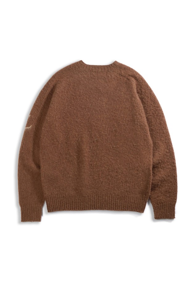 셔틀랜드울(Shetland Wool) 쉐기독 홀가먼트 스웨터 - 코코아는 부드러운 촉감과 따뜻한 보온성을 자랑하는 울 소재의 스웨터입니다. 은은한 빗줄 패턴과 봉제선 없는 홀가먼트 공법으로 제작되어 편안한 착용감을 선사합니다. 1950년대 셔틀랜드 스웨터를 재해석하여 클래식하고 빈티지한 무드를 연출하며, 왼쪽 소매 앵커 포인트 디테일이 돋보입니다. 가을, 겨울 시즌 데일리룩, 카페룩, 데이트룩 등 다양한 스타일에 매치하여 클래식, 미니멀, 캐주얼 스타일을 완성해보세요. 코코아를 포함한 18가지 다채로운 컬러 옵션(크림브륄레, 머디, 퍼피, 살몬, 오렌지, 던 그레이, 블랙, 페퍼, 딥 블루, 피카딜리, 고흐 블루, 그레이프주스, 허브빌리, 커스터드, 모스 브라운, 포레스트 그린, 마말레이드)으로 만나보실 수 있습니다.
