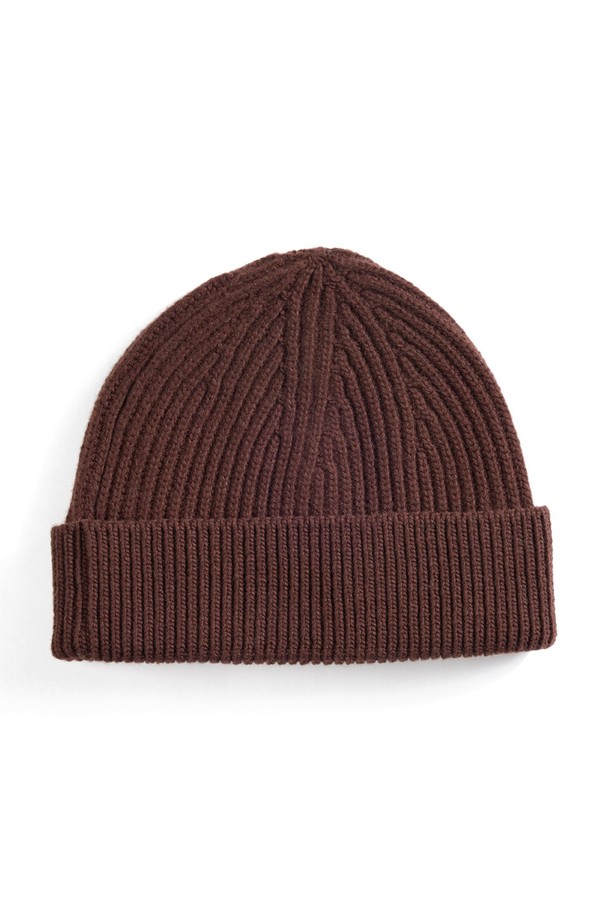 앵커 플로팅 숏 비니 - 브라운은 슈퍼파인 메리노 울 100% 소재로 제작되어 부드러운 촉감을 자랑하는 남녀 공용 비니입니다. 가을, 겨울 시즌 착용하기 좋으며, 보온, 방풍, 통기성을 제공하는 기능성 제품입니다. 숏 모자 깊이에 앵커 디테일과 케이블 패턴이 돋보이며, 클래식, 미니멀, 캐주얼 스타일을 연출하기 좋습니다. 심리스 구조에 링킹 기법을 사용하여 제작되었으며 아시안 핏으로 편안하게 착용 가능합니다. 겨울 데일리룩, 산책룩, 여행룩에 포인트 아이템으로 활용해 보세요.
