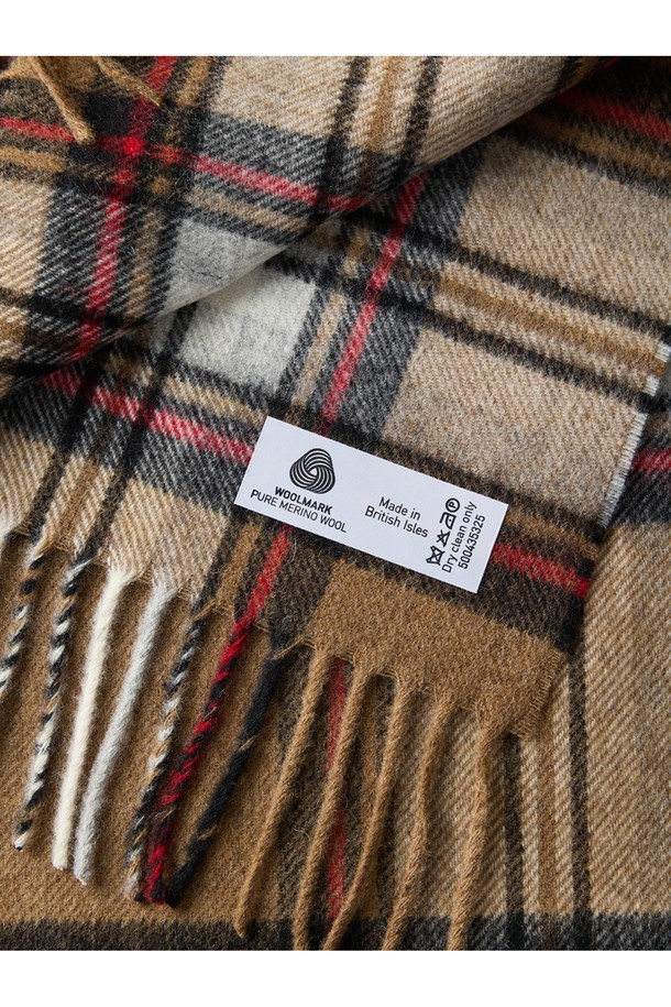 메리노울 숄 머플러 50cm - 카멜 스튜어트는 부드러운 촉감의 메리노울 소재로 제작된 머플러입니다. 카멜과 멜란지 컬러의 조화, 클래식하면서도 캐주얼한 체크 패턴이 특징입니다. 가을과 겨울 시즌에 보온성을 더하며, 데이트룩, 출근룩, 모임룩 등 다양한 TPO에 활용할 수 있습니다. 50cm 너비로 제작되어 활용도가 높으며, 클래식, 캐주얼, 미니멀 스타일 모두 소화 가능합니다.
