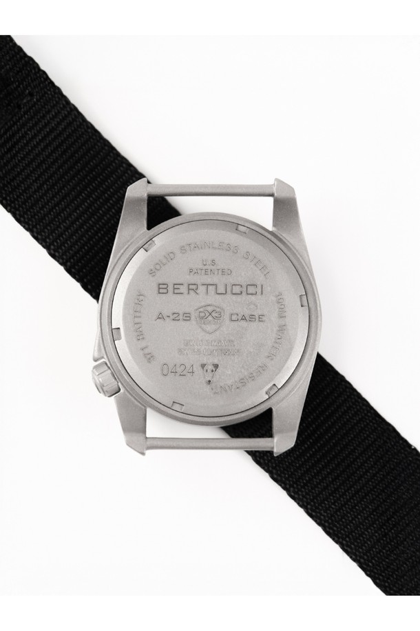 A-2S 빈티지 필드워치 11500은 남녀 모두 착용 가능한 밀리터리 스타일의 필드워치입니다. 블랙과 실버 색상으로 출시되었으며, 스테인리스 스틸과 나일론 소재를 사용하여 내구성을 높였습니다. 100m 방수 기능, Super-LumiNova 야광 처리, 내충격 기능을 갖춰 아웃도어, 전술용, 일상생활에서 폭넓게 활용할 수 있습니다. 4시 방향 크라운, NATO 스트랩, 유니바디 케이스, 24시간 다이얼 마킹 등 빈티지 워치 스타일을 완성하는 디테일이 돋보입니다. 여행룩, 클래식, 미니멀, 워크웨어 스타일을 즐기는 분들께 추천합니다.
