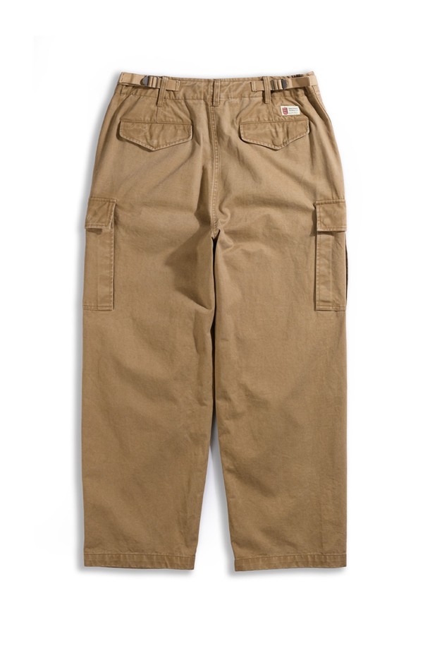 워시드 브리티쉬 아미 필드 팬츠 - 카키는 남성을 위해 디자인된 밀리터리 & 캐주얼 스타일의 긴 바지입니다. 면 소재로 제작되어 봄, 가을에 착용하기 좋으며, 일상 및 아웃도어 활동에 적합합니다. 레귤러핏으로 편안한 착용감을 제공하며, 워싱 가공을 통해 부드러운 촉감을 느낄 수 있습니다. 캠핑룩, 등산룩, 캐주얼, 워크웨어 스타일을 완성해 보세요. 카고 포켓 디테일이 특징입니다.
