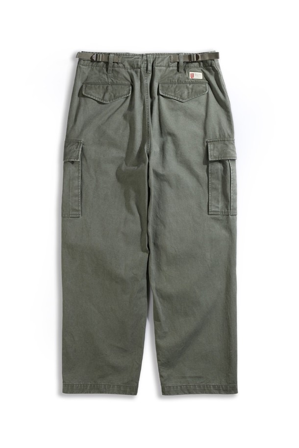 워시드 브리티쉬 아미 필드 팬츠 - 올리브는 남성용 필드 팬츠로, 캐주얼 및 밀리터리 스타일을 연출하기 좋습니다. 봄, 가을에 적합한 긴 기장의 면 소재 바지이며, 워싱 가공 처리되어 부드러운 촉감을 선사합니다. 레귤러핏으로 편안하게 착용 가능하며, 데일리룩과 캠핑룩에 활용하기 좋습니다. 넉넉한 수납을 위한 카고 포켓 디테일이 특징입니다.
