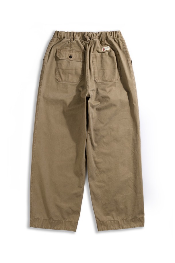 코튼 베이커 밴딩 팬츠 - 카키는 편안함과 스타일을 동시에 잡은 남성용 반바지입니다. 면 소재로 제작되어 봄, 여름 시즌에 시원하게 착용하기 좋으며, 루즈핏 디자인으로 활동성을 높였습니다. 허리 밴딩 처리로 편안한 착용감을 제공하며, 베이직하고 캐주얼한 스타일로 다양한 상의와 매치하기 좋습니다. 여행이나 휴가와 같은 TPO에 적합하며, 캐주얼, 미니멀, 클래식 스타일을 연출하기 좋습니다. 무지 디자인과 카키 컬러로 어떤 상의에도 잘 어울려 데일리룩으로 활용하기 좋습니다.
