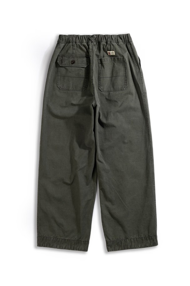 코튼 베이커 밴딩 팬츠 - 올리브는 봄, 여름 시즌에 적합한 남성용 반바지입니다. 부드러운 면 소재로 제작되어 편안한 착용감을 선사하며, 루즈 핏과 밴딩 디자인으로 활동성을 높였습니다. 무지 디자인에 올리브 색상으로 캐주얼하고 베이직한 스타일을 연출하기 좋습니다. 여행룩이나 캠핑룩, 또는 미니멀하고 클래식한 스타일까지 다양한 TPO에 활용할 수 있습니다. 얇은 두께감으로 시원하게 착용 가능하며, 데일리룩으로 손색없는 활용성을 자랑합니다.
