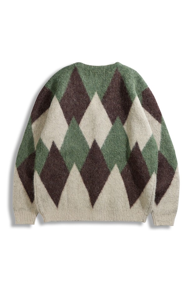 알파카 아가일 가디건 - 올리브는 가을, 겨울 시즌에 어울리는 남녀 공용 의류입니다. 클래식하고 캐주얼한 스타일을 연출하며, 레귤러핏과 V넥 디자인으로 편안한 착용감을 제공합니다. 부드러운 촉감의 알파카 소재로 제작되었으며, 두꺼운 두께감으로 따뜻함을 더합니다. 아가일 패턴과 긴소매, 버튼 여밈 방식의 카디건으로, 출근룩이나 모임룩 등 다양한 TPO에 활용할 수 있습니다. 올리브, 브라운, 베이지 세 가지 색상으로 만나보세요.
