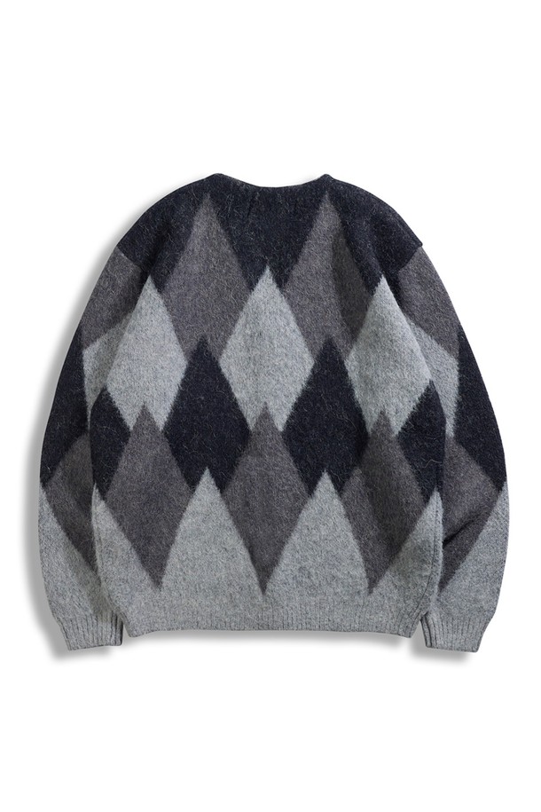 알파카 아가일 가디건 - 블랙은 부드러운 촉감의 알파카 소재로 제작되어 가을과 겨울에 따뜻하게 착용하기 좋은 두꺼운 두께감의 가디건입니다. 블랙과 그레이 컬러 배색의 아가일 무늬가 클래식하고 베이직한 분위기를 연출하며, 레귤러핏과 V넥 디자인으로 어떤 스타일에도 잘 어울립니다. 출근룩, 모임룩, 데이트룩 등 다양한 TPO에 활용 가능하며, 미니멀, 캐주얼한 스타일을 즐겨 입는 분들에게 추천합니다. 싱글 버튼 여밈 방식으로 편안하게 착용할 수 있으며, 긴 소매 기장으로 따뜻함을 더했습니다.
