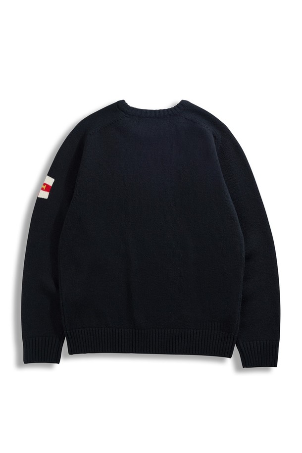 슈퍼 파인 메리노울 새들 스웨터 - 블랙은 고급 메리노울 소재로 제작되어 부드러운 촉감을 자랑합니다. 일상용으로 적합하며, 가을과 겨울에 따뜻하게 착용할 수 있습니다. 미니멀하고 베이직한 스타일로, 어떤 옷에도 잘 어울리는 활용도 높은 아이템입니다. 레귤러 핏에 라운드넥 디자인, 긴 소매 기장으로 편안한 착용감을 선사합니다. 무지 패턴의 블랙 컬러는 세련된 분위기를 더합니다.
