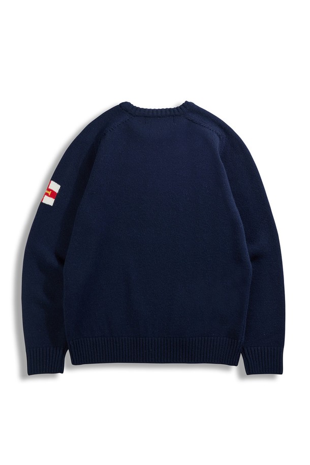 네이비 컬러의 슈퍼 파인 메리노울 새들 스웨터입니다. 가을, 겨울 시즌에 어울리는 남녀 공용의 레귤러 핏 라운드넥 스웨터로, 베이직하고 클래식한 스타일을 연출합니다. 얇은 두께감의 부드러운 메리노울 소재로 제작되어 편안한 착용감을 선사합니다. 소매에는 긴소매 디자인이 적용되었으며, 새들 디테일이 포인트로 더해져 미니멀하면서도 세련된 느낌을 줍니다. 일상복으로 활용하기 좋은 아이템입니다.
