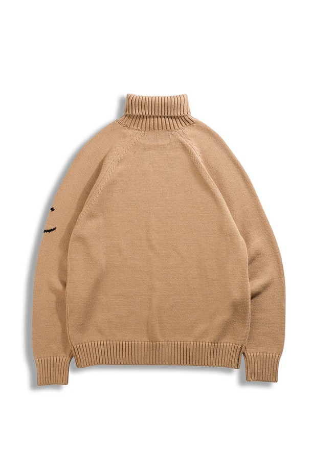 헤비 코튼 소재의 카멜 컬러 터틀넥 스웨터입니다. 넉넉한 두께감과 부드러운 촉감으로 가을, 겨울철 따뜻하게 착용하기 좋습니다. 베이직하고 캐주얼한 스타일로 다양한 룩에 활용하기 좋으며, 레귤러 핏으로 편안함을 더했습니다. 긴 소매 기장의 무지 디자인으로 미니멀하면서도 클래식한 분위기를 연출합니다. 데일리룩으로 활용하기 좋은 실용적인 아이템입니다.
